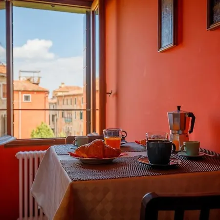 Canal View & San Marco Tower Prestigioso Storico Apartment *
